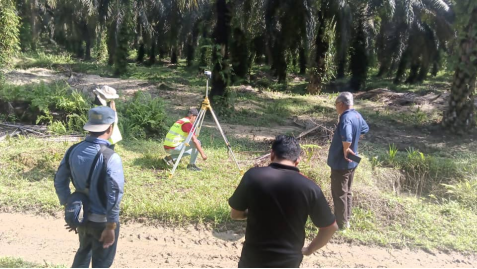 Pilot is setting up the base station / drone mapping